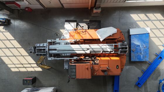 Unidade móvel de remoção de escória com condutor totalmente elétrico e limpeza de fornos de alta velocidade com feixe telescópico hidráulico