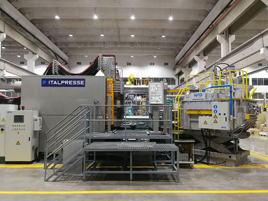 Fornalha de alumínio da terra arrendada da indução 700KG para o metal líquido de derramamento de derretimento de alumínio