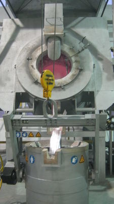 Fornalha de derretimento do aquecimento industrial do NG 930KG e guardando de alumínio que inclina o derramamento