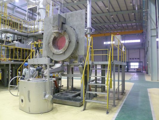 Fornalha de derretimento do aquecimento industrial do NG 930KG e guardando de alumínio que inclina o derramamento
