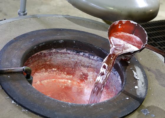 Fornalha 2000KG elétrica cinzenta para a combustão completa de derretimento de alumínio da terra arrendada