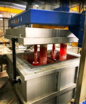 Unidade de desgaseamento em linha com rotor de grafite de alta velocidade de controlo automatizado baseado em PLC e câmara revestida por refratário para alumínio fundido